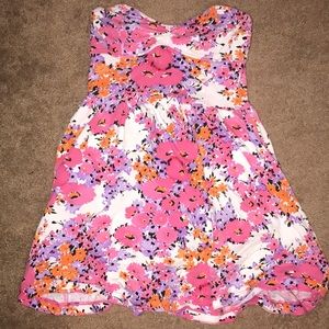 Sleeveless flowery dress.